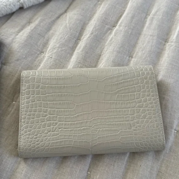 Yves Saint Laurent off white Croc-Embossed Clutch with detachable chain - Picture 2 of 5